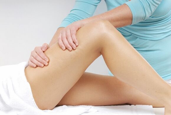 Realización de masajes para varices de las extremidades inferiores.