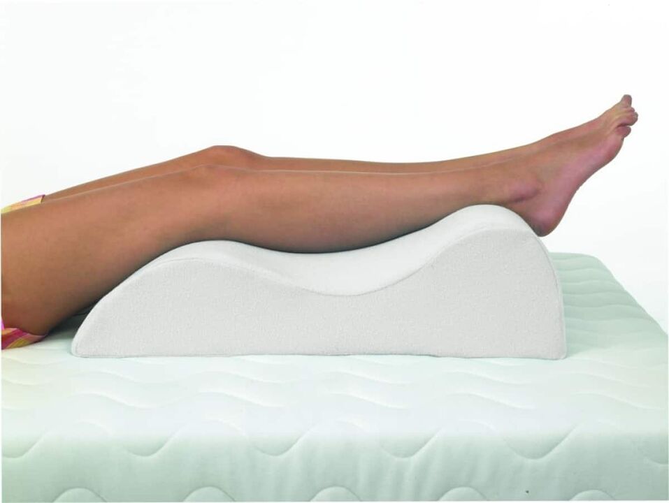 Almohada ortopédica para aliviar los síntomas de las varices en las piernas. 